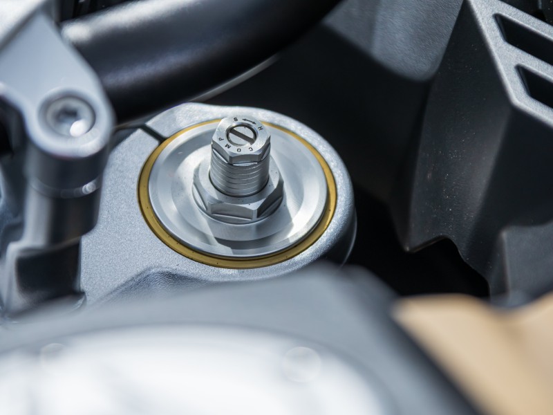 ADJUSTABLE KYB SUSPENSION
