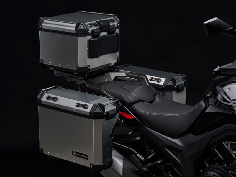 ALUMINIUM LUGGAGE INCLUDED