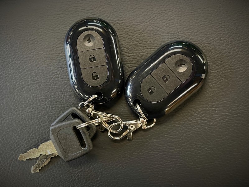KEYLESS IGNITION & BUILT-IN ALARM