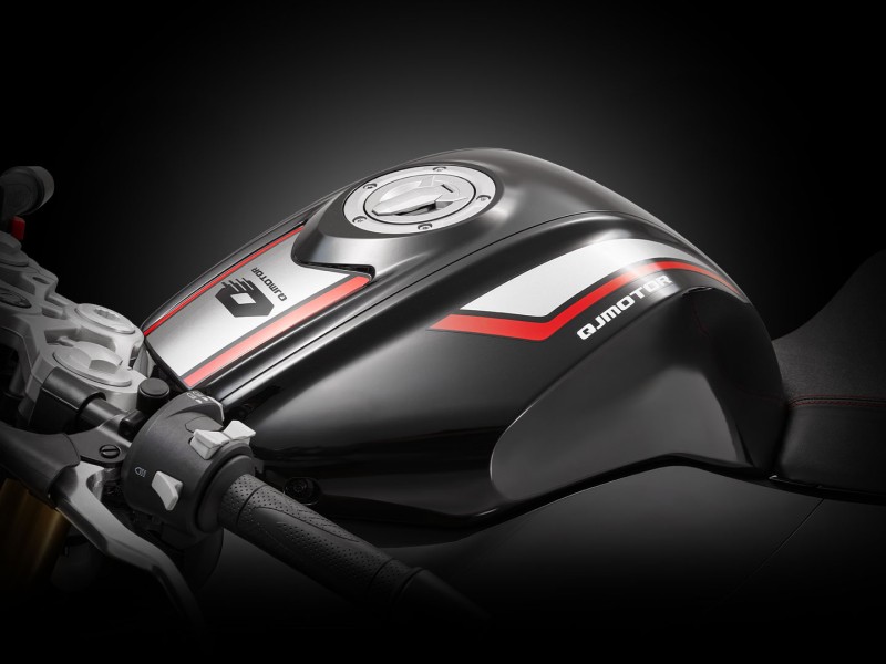 LARGE ERGONOMIC FUEL TANK
