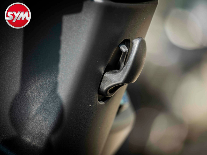 LUGGAGE HOOK