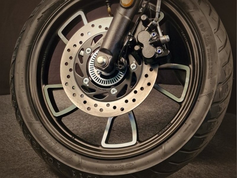 POWERFUL BRAKING WITH DUAL CHANNEL ABS