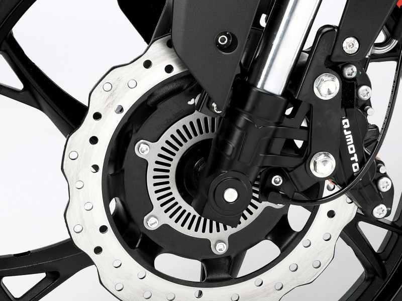 POWERFUL BRAKING WITH DUAL CHANNEL ABS