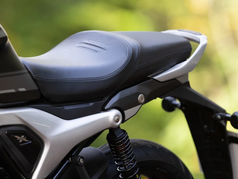 SCULPTED LOW SEAT