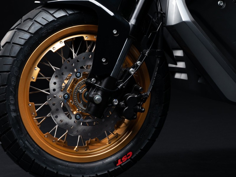 SPOKED ALLOY WHEELS AND DISC BRAKES