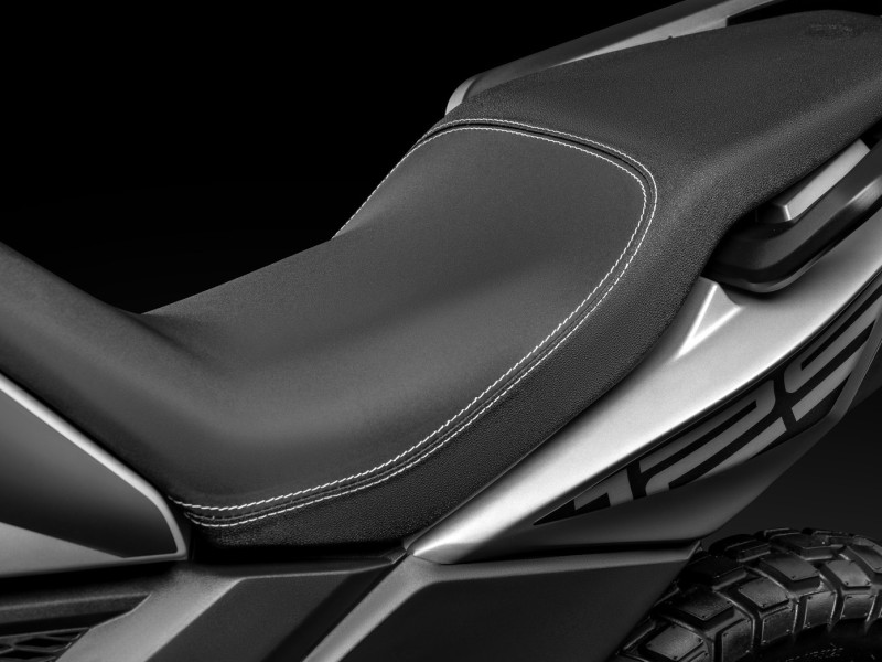 TRAIL ERGONOMICS WITH A DUAL LEVEL SEAT